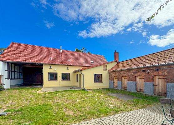 ...mit Tordurchfahrt und Hofveranda