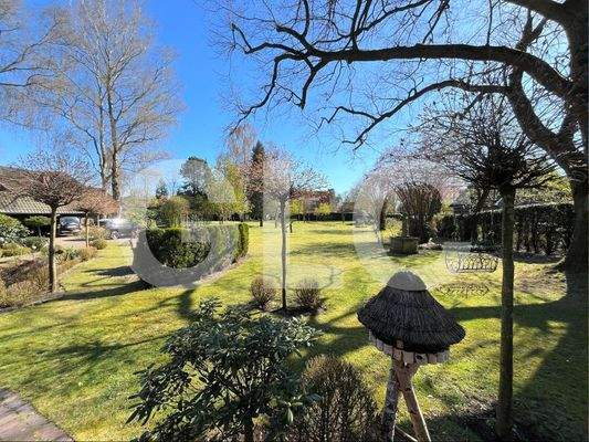 Blick auf den Garten von der Terrasse