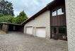 Hofeinfahrt mit Doppelgarage und Carport