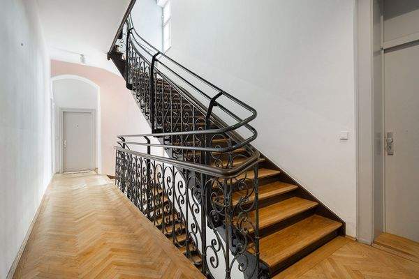 VORNEHM - Das repräsentative Treppenhaus ist bestens erhalten