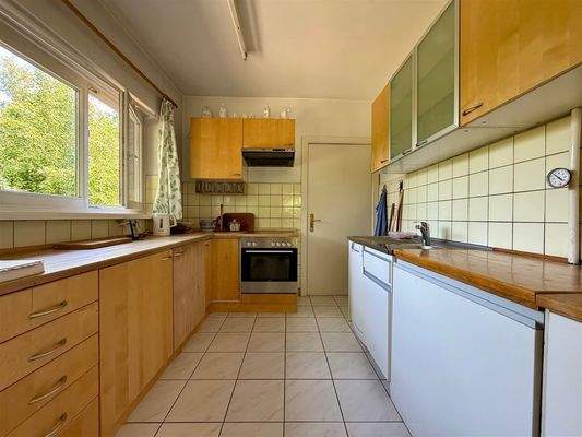 Küche mit Fenster und Einbauküche