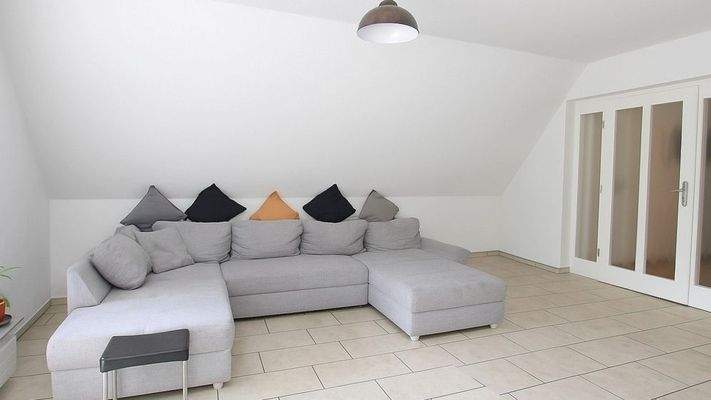 mit KI bearbeitet: DG-Wohnung, Wohn- und Esszimmer...