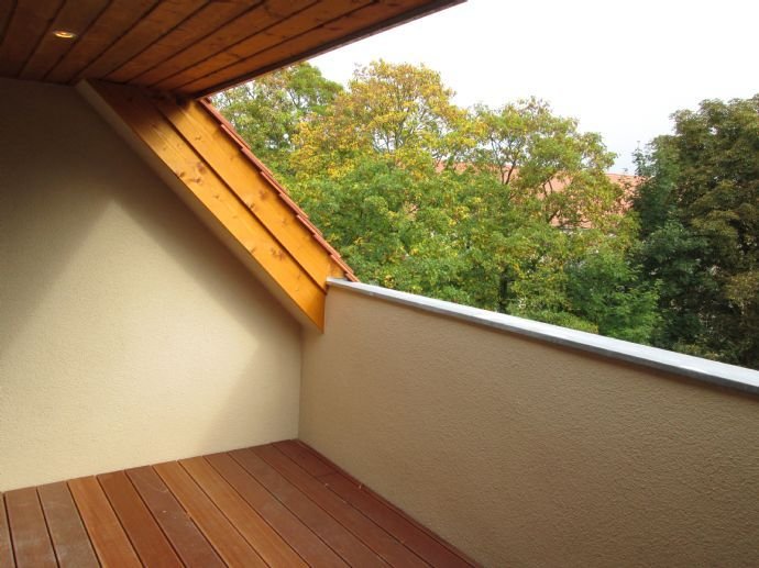 Ab sofort frei: Exklusiv sanierte 2-Raumwohnung im Dachgeschoss mit Loggia und Blick ins Grüne