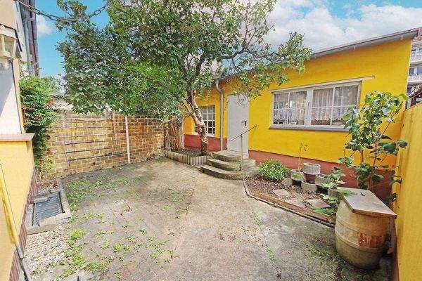 Hofbereich mit Nebengebäude / Garage