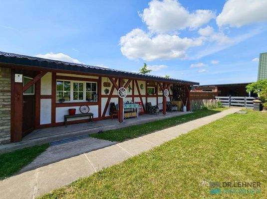 Nebengelass mit gemütlicher Sitzmöglichkeit