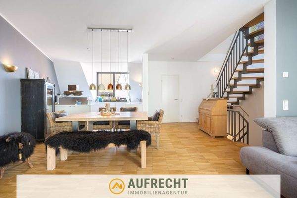 lichtdurchfluteter Wohn- und Essbereich