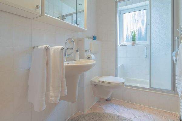 Tageslichtbad mit Dusche 