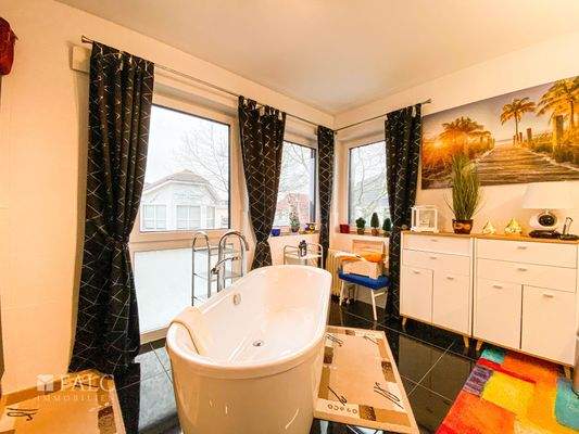 1. OG mit Badewanne rechte Seite