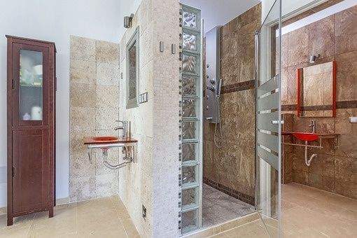 Beeindruckendes Badezimmer mit Dusche