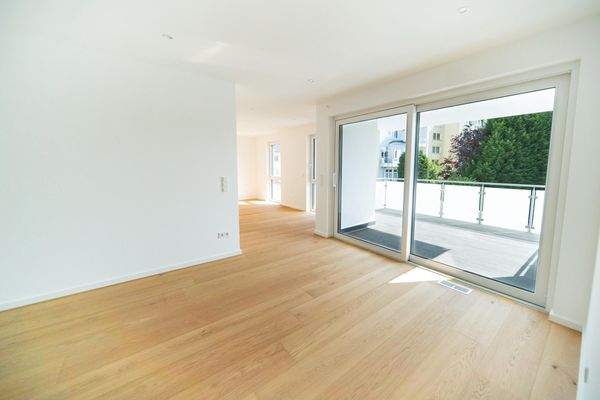 Wohnbereich mit Blick in die Küche