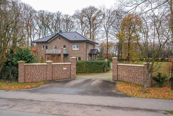 Auffahrt zum Wohnhaus