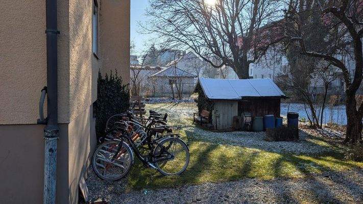 Hinter dem Haus im Winter