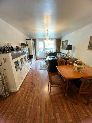 Wohnzimmer mit Blick auf den Balkon