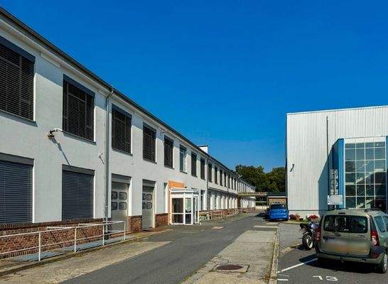 Links Büro und Gewerbe, rechts Logistik