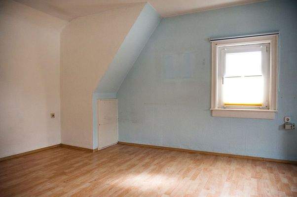 Schlafzimmer OG -  Ansicht II (nach vorne zur Straße)