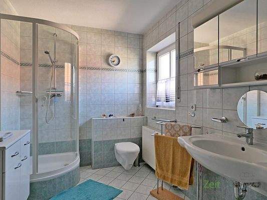 Dusche und Waschtisch