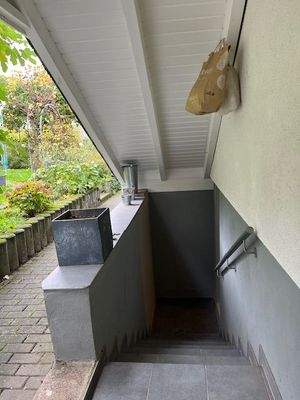 Überdachter Kellerausgang
