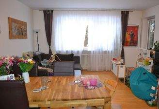 großes, helles Wohnzimmer