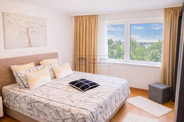 Helles Schlafzimmer mit ruhigem Ausblick