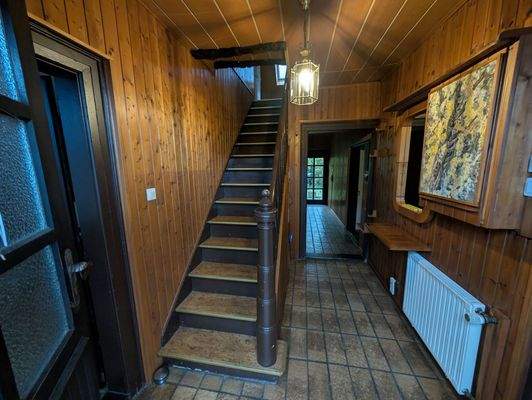 Flur mit Treppe zum DG