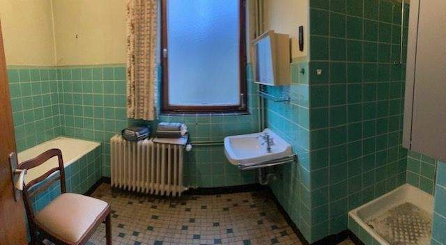 Bad mit Wanne und Dusche