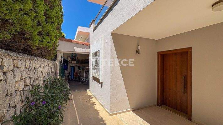 Detached Villa with Pool Close to Amenities in Alaçatı Çeşme