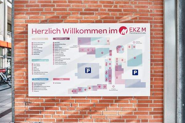 Übersichtsschild der Geschäfte