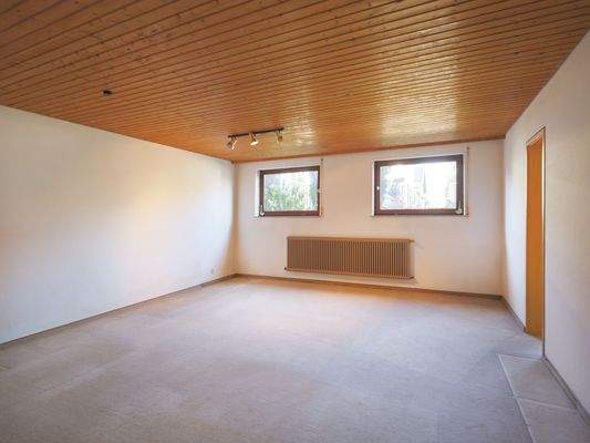 Geräumiges, helles Zimmer im Untergeschoss
