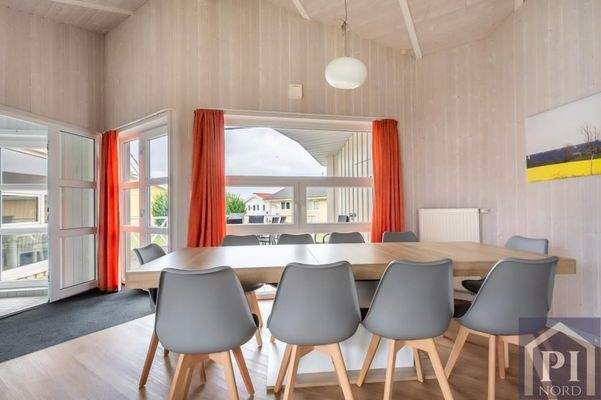 Großer neuer Esstisch mit neuen Stühlen