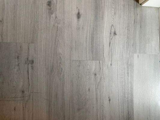 42/ Obergeschoss: Bodenbelag in der Küche.