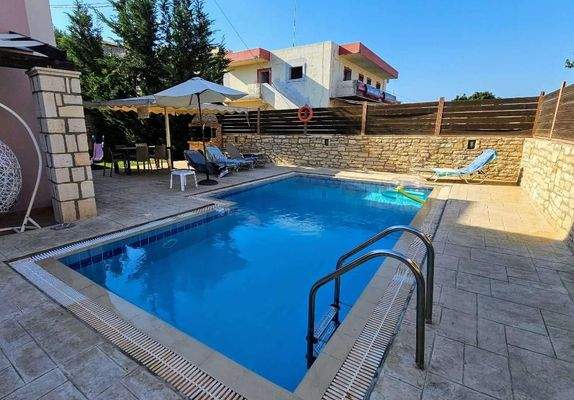 Kreta, Roumeli: Villa in kleiner Wohnanlage zu verkaufen