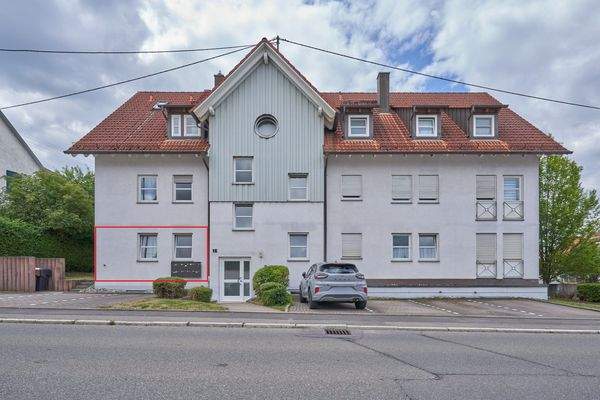 Außenansicht mit Stellplätzen