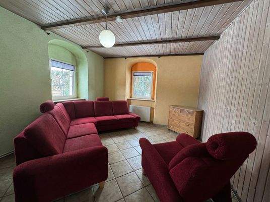 Geräumiges Wohnzimmer im Erdgeschoss