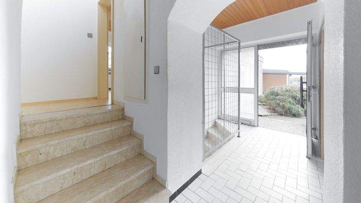 Eingang und Flurbereich - Wohneinheit links