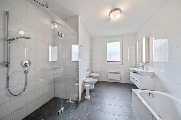Großes Bad mit Badewanne und begehbarer Dusche