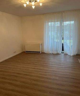 Wohnzimmer mit Zugang zur Terrasse