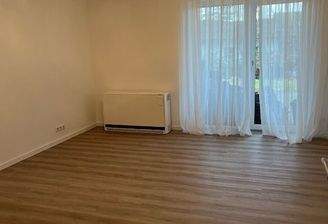 Wohnzimmer mit Zugang zur Terrasse