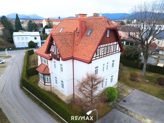 Villa Drohnenansicht seitlich