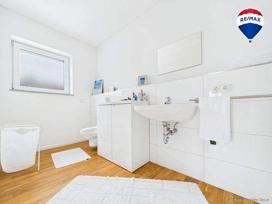 REMAX Immobilien DeLux Einfamilienhau Badezimmer Neunkirchen Mark Borowicz