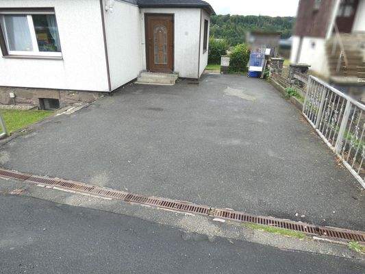 Blick zum Hauseingang - befestigter Innenhof