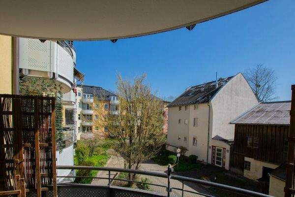 großer überdachter Südbalkon