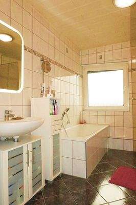 Tageslichtbad mit Wanne...