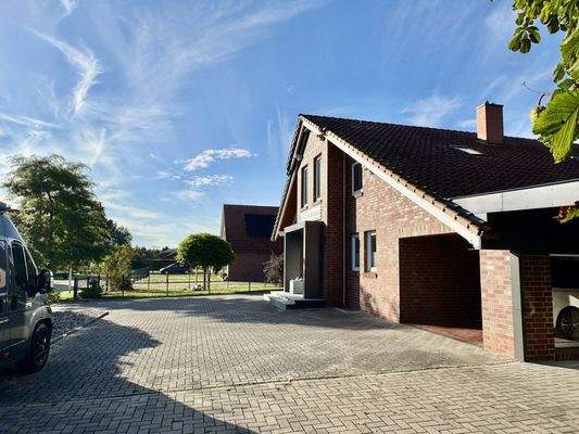 Seitenansicht/Parkplätze