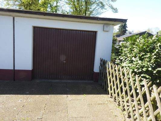 Die 2. Garage straßenseitig links gelegen 