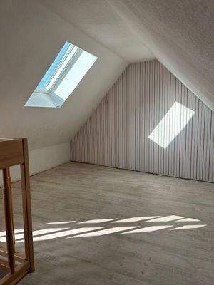 offene Abstellfläche im Spitzboden