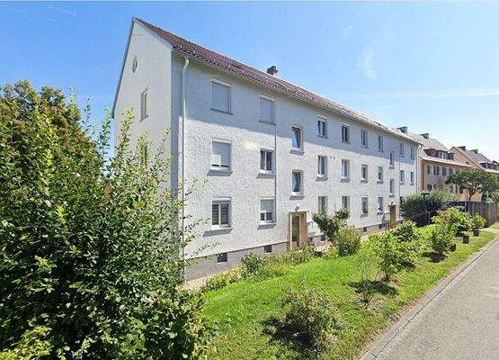 Das Haus liegt in einem grünen Wohnumfeld mit viel Abstand zur Straße – die Wohnung ist im Hochparterre links zu finden