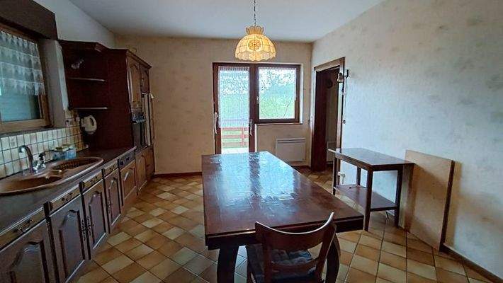 Küche mit Ausgang zum Balkon