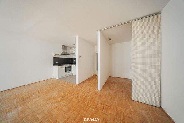 Wohnzimmer mit Blick in die Küche