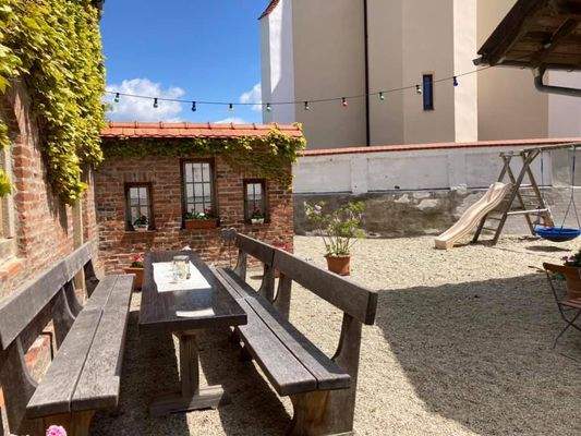 lauschiger Biergarten im Hof.jpg