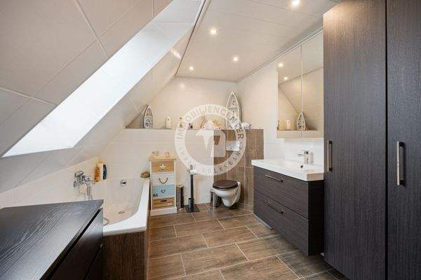 Der Blick in das zweite Badezimmer im Dachgeschoss